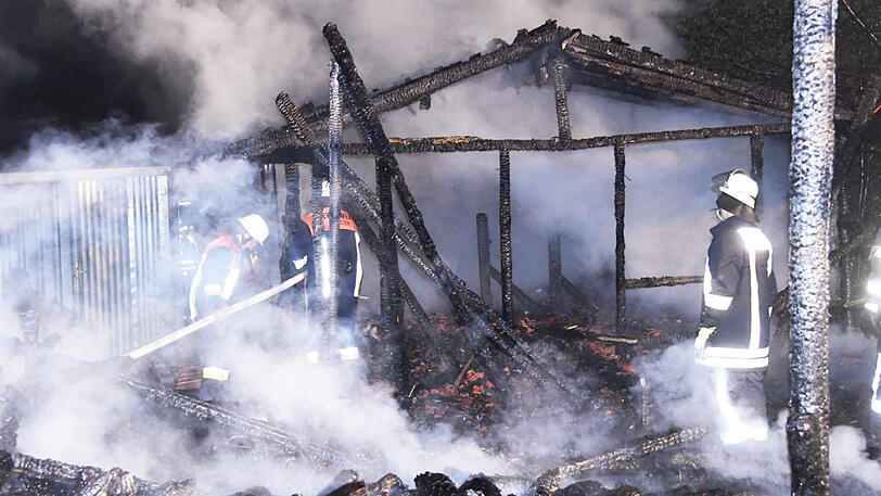 Die Hütte brannte komplett nieder, die Feuerwehr musste den Rest des Gebäudes sogar noch einreißen. Die Bilder vom Einsatzort.