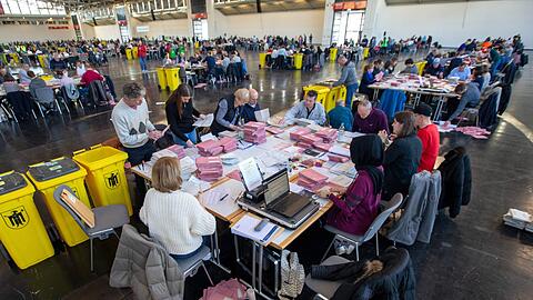 Blick in eine Messehalle in Riem. Hier wurden die Stimmen der Kommunalwahl in München ausgezählt.