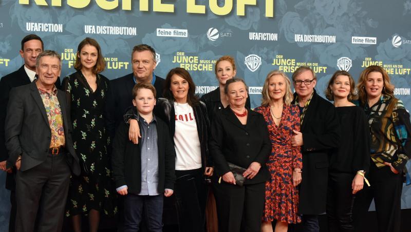 Regisseurin Caroline Link (M) und Entertainer Hape Kerkeling mit den Schauspieler bei der Premiere von "Der Junge muss an die frische Luft" in Essen. Regisseurin Caroline Link (M) und Entertainer Hape Kerkeling mit den Schauspieler bei der Premiere von "Der Junge muss an die frische Luft" in Essen.