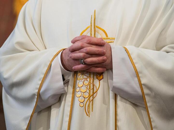 Ein Pastor faltet seine Hände zum Gebet. Foto: Robert Michael/dpa-Zentralbild/dpa/Symbolbild