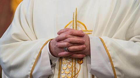 Ein Pastor faltet seine Hände zum Gebet. Foto: Robert Michael/dpa-Zentralbild/dpa/Symbolbild