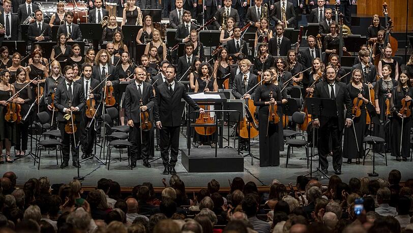 Teodor Currentzis und das Gustav Mahler Jugendorchester im Großen Festspielhaus. Teodor Currentzis und das Gustav Mahler Jugendorchester im Großen Festspielhaus.