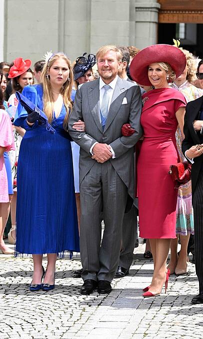 Prominente Hochzeitsgäste: Der niederländische König Willem-Alexander mit Königin Maxima und Tochter Prinzessin Amalia. Prominente Hochzeitsgäste: Der niederländische König Willem-Alexander mit Königin Maxima und Tochter Prinzessin Amalia.
