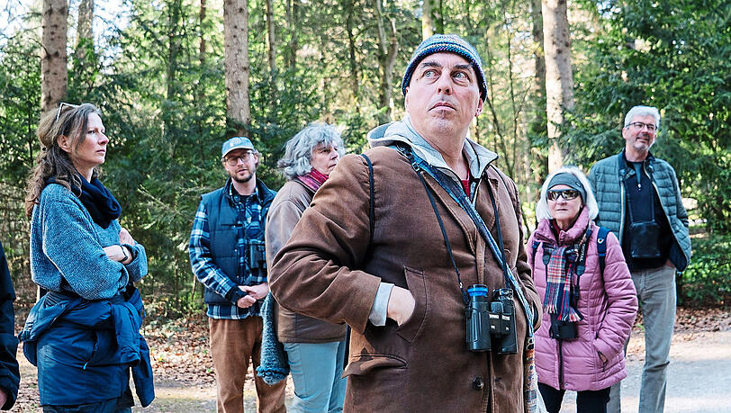 Auf Vogelwanderung mit dem Musiker Mathias Götz. Genau hinhören hilft. Auf Vogelwanderung mit dem Musiker Mathias Götz. Genau hinhören hilft.