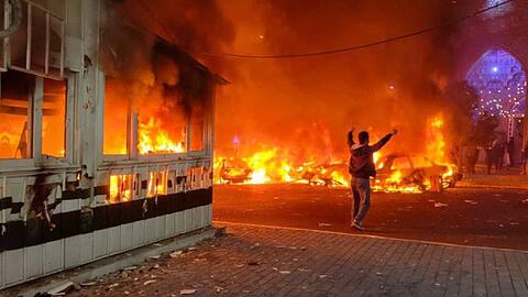 Brennende Autos auf der Stra&szlig;e, im Hintergrund eine Moschee. Dieses Bild von den Protesten kursiert seit Donnerstagnacht im Internet.