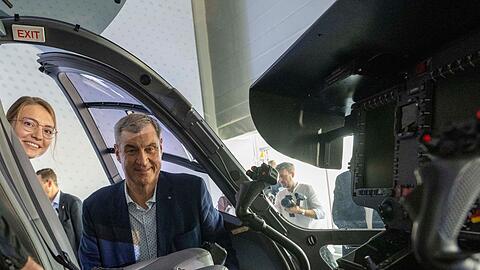 Ministerpräsident Markus Söder lässt sich von Pilotin Vanessa Lutz das Cockpit erklären. Ministerpräsident Markus Söder lässt sich von Pilotin Vanessa Lutz das Cockpit erklären.