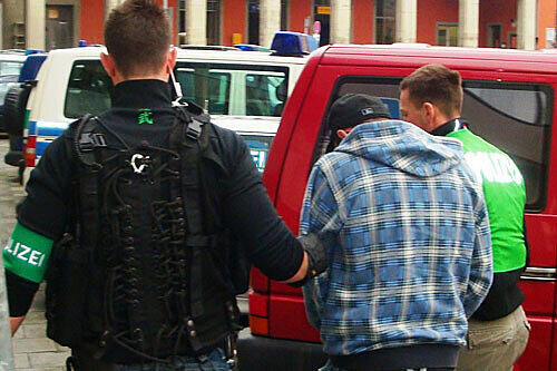 Einer der beiden S-Bahn-Schläger: In den eigenen Wohnung wurden sie von der Polizei geschnappt