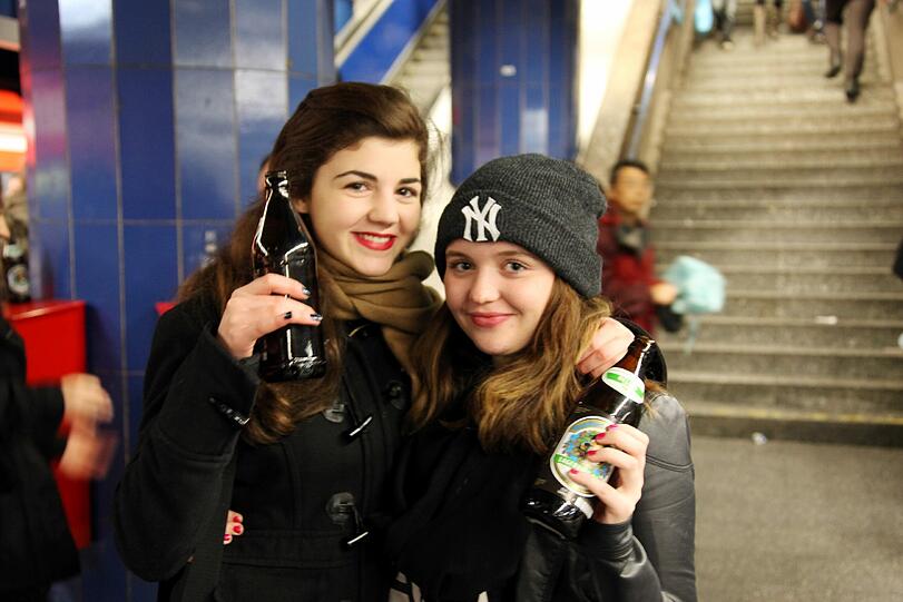 Bei dem über Facebook organisierten "Abschiedstrinken" in der Münchner S-Bahn haben rund 2.000 Menschen beim Feiern für erhebliche Sachbeschädigungen gesorgt.