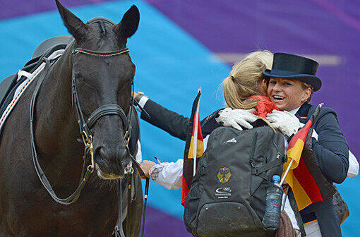 Pferdesport, Finale Dressur, Grand Prix Spezial, Dienstag (07.08.12), Greenwich Park, London, Grossbritannien: Dressurreiterin Dorothee Schneider (r.) umarmt nach ihrem Ritt auf dem Pferd Diva Royal (l.) Stella Roth, die Tochter der Besitzerin des Pferdes.