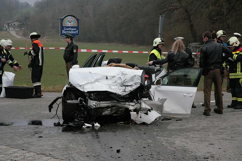 Der Horror-Crash von Berndorf. Die Bilder vom Unfallort.
