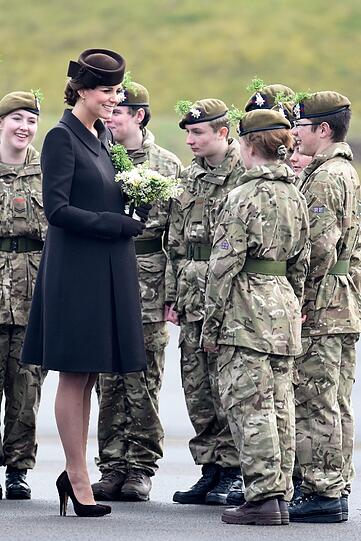 Herzogin Kate überreicht den Soldaten des Regiments Irish Guards am St. Patrick's Day  Sträußchen aus Kleeblättern