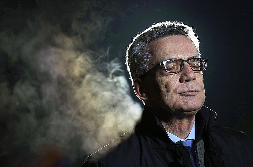 Bundesinnenminister, Thomas de Maiziere (CDU), erhöht in der aktuellen Flüchtlingskrise den Druck auf Griechenland. Das Land solle die Grenzen besser schützen.