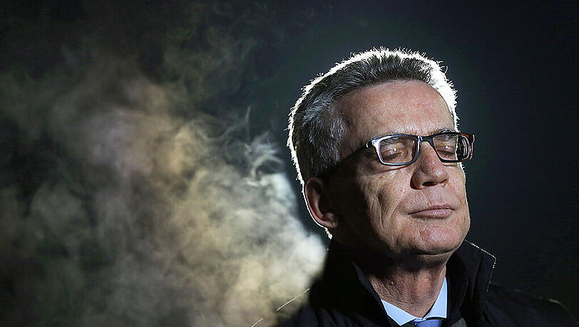 Bundesinnenminister, Thomas de Maiziere (CDU), erhöht in der aktuellen Flüchtlingskrise den Druck auf Griechenland. Das Land solle die Grenzen besser schützen. Bundesinnenminister, Thomas de Maiziere (CDU), erhöht in der aktuellen Flüchtlingskrise den Druck auf Griechenland. Das Land solle die Grenzen besser schützen.
