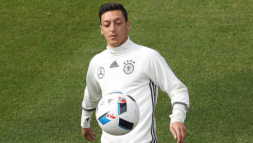 Mesut Özil steht seit September 2013 beim FC Arsenal unter Vertrag. Mesut Özil steht seit September 2013 beim FC Arsenal unter Vertrag.