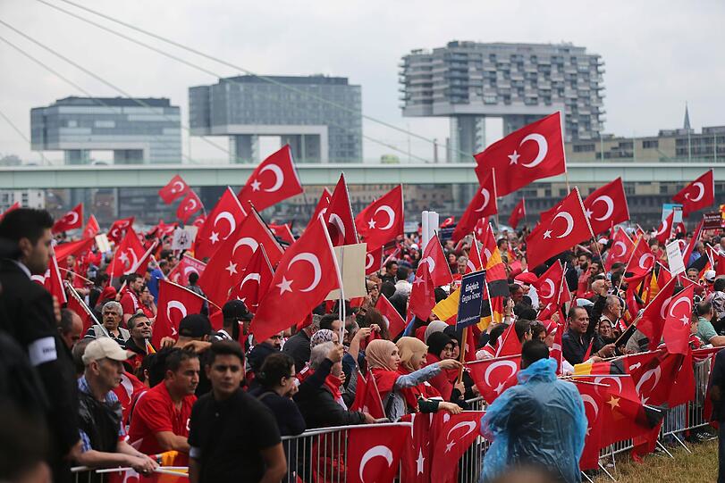 Ca. 30.000 Deutsch-Türken solidarisieren sich in Köln bei einer Kundgebung mit dem türkischen Staatspräsidenten Erdogan - die Bilder.
