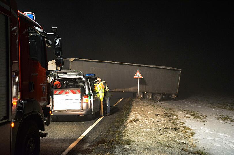 Der 18 Meter lange Lkw versperrte die Bundesstraße komplett.