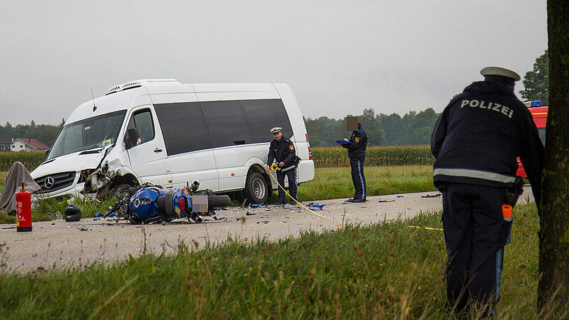 Ersthelfer alarmierten die Feuerwehr und den Rettungsdienst. Trotz intensiver Behandlung durch das BRK verstarb der Motorradfahrer noch an der Unfallstelle.