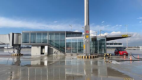 Die Fluggastbrücke vom Terminal 1 wird aussortiert und soll ein Veranstaltungsort werden.