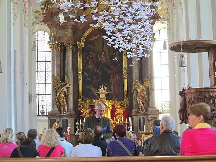 Kein Wunder, sondern hunderte heitere Papiertauben habe ich in der Heilig Geist Kirche am Viktualienmarkt fotografiert.