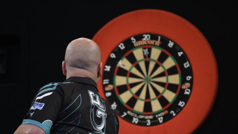 Rob Cross hat bei der WM in London sein Auftaktspiel gewonnen. Rob Cross hat bei der WM in London sein Auftaktspiel gewonnen.