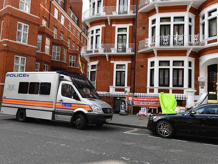 Vor der Botschaft von Ecuador in der britischen Hauptstadt steht ein Gefangenentransporter der Polizei.