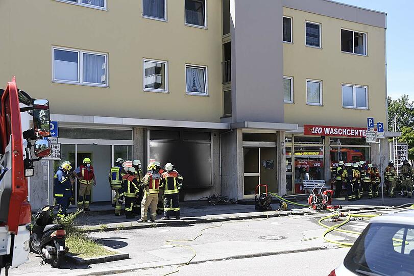 Die Explosion wurde gegen 10.40 Uhr aus diesem dreigeschossigen Wohn- und Geschäftshaus gemeldet.