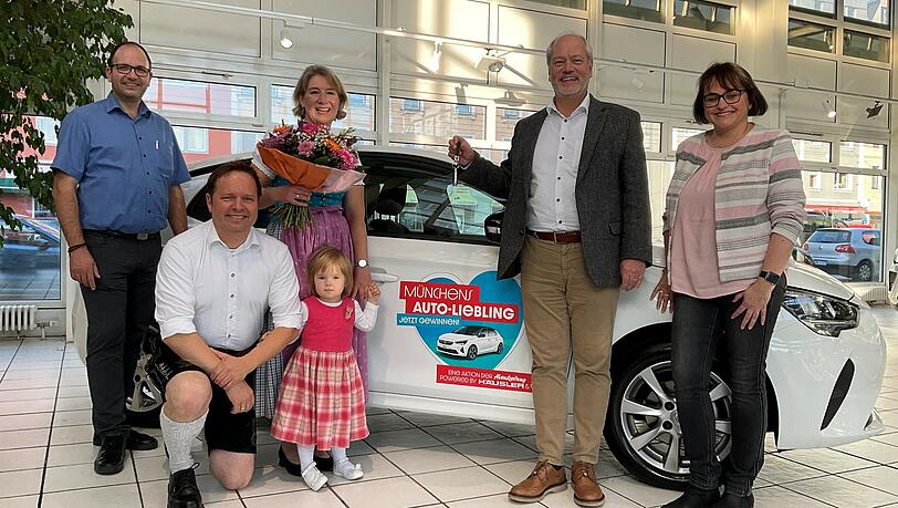 Sasa Djordjevic (ganz links) und Susanne Sertoglu (ganz rechts) von Häusler freuen sich mit, als Geschäftsführer Michael Rappl den Schlüssel für den Auto-Liebling an die Gewinnerin Marianne (zweite von links) überreicht. Ihr Mann und ihre Tochter waren bei der Autoübergabe natürlich dabei! Sasa Djordjevic (ganz links) und Susanne Sertoglu (ganz rechts) von Häusler freuen sich mit, als Geschäftsführer Michael Rappl den Schlüssel für den Auto-Liebling an die Gewinnerin Marianne (zweite von links) überreicht. Ihr Mann und ihre Tochter waren bei der Autoübergabe natürlich dabei!