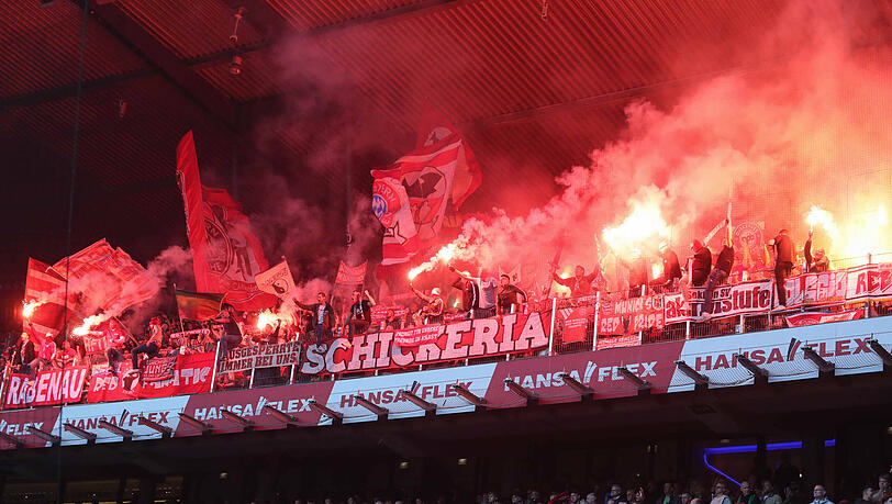 Zündeten in der zweiten Halbzeit mehrere Feuerwerkskörper: Die Ultras des FC Bayern.
