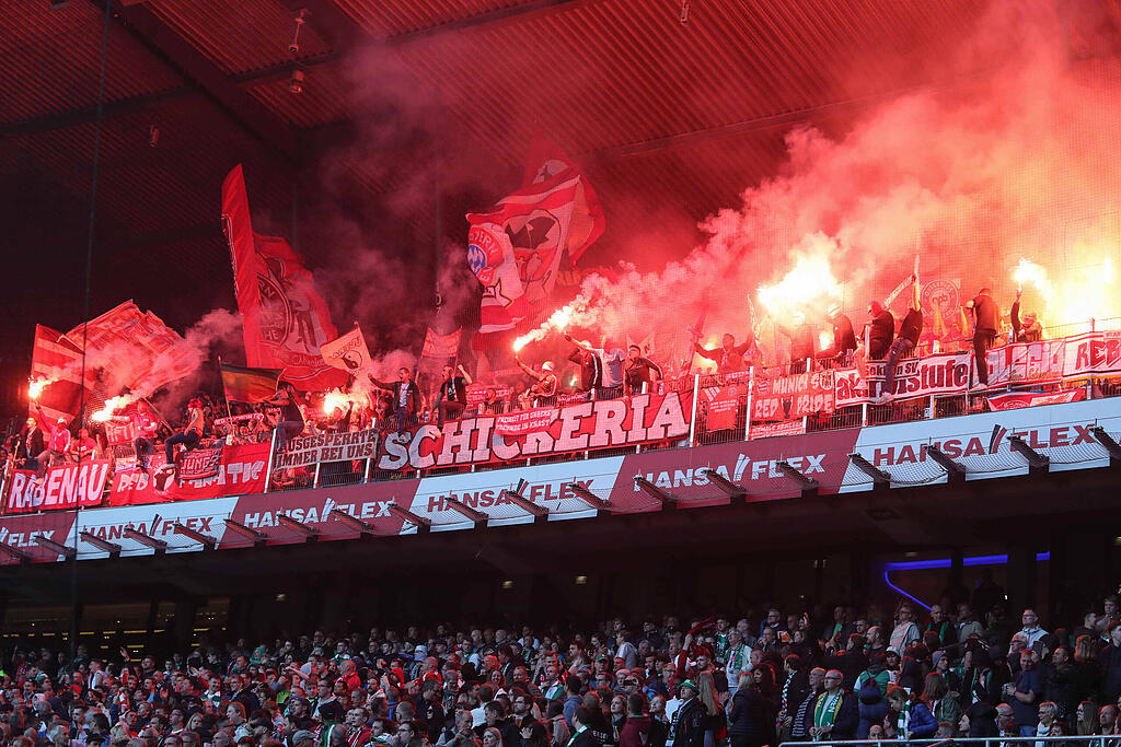 Nach PyroAktion der BayernUltras Fanbusse werden bis tief in die Nacht kontrolliert