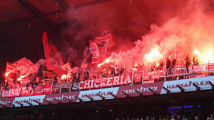 Zündeten in der zweiten Halbzeit mehrere Feuerwerkskörper: Die Ultras des FC Bayern.