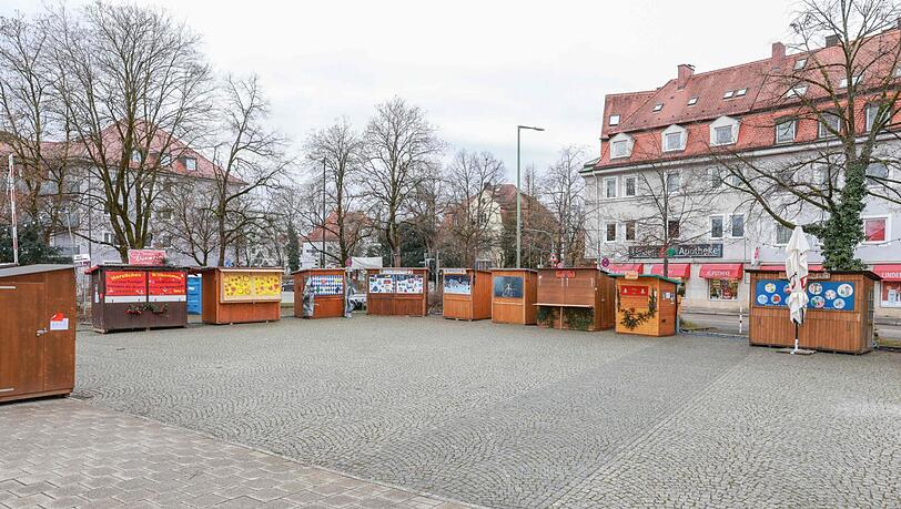 Die Buden hatten noch geschlossen. Die Buden hatten noch geschlossen.