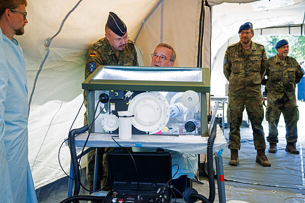 Bundesverteidigungsminister Boris Pistorius (M., SPD) sitzt bei einem Besuch der Sanitätsakademie der Bundeswehr an einer Glovebox. Gezeigt wird das mobile Labor des Instituts für Mikrobiologie der Bundeswehr. Bundesverteidigungsminister Boris Pistorius (M., SPD) sitzt bei einem Besuch der Sanitätsakademie der Bundeswehr an einer Glovebox. Gezeigt wird das mobile Labor des Instituts für Mikrobiologie der Bundeswehr.