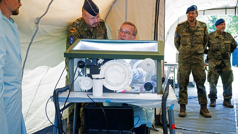 Bundesverteidigungsminister Boris Pistorius (M., SPD) sitzt bei einem Besuch der Sanitätsakademie der Bundeswehr an einer Glovebox. Gezeigt wird das mobile Labor des Instituts für Mikrobiologie der Bundeswehr. Bundesverteidigungsminister Boris Pistorius (M., SPD) sitzt bei einem Besuch der Sanitätsakademie der Bundeswehr an einer Glovebox. Gezeigt wird das mobile Labor des Instituts für Mikrobiologie der Bundeswehr.