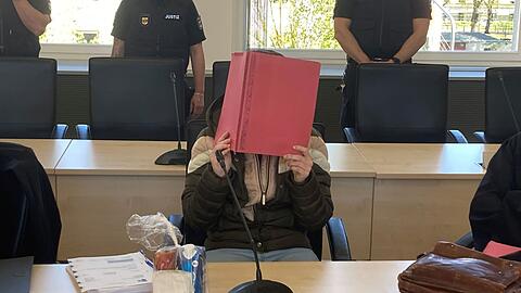 Die Angeklagte im Saal 2.002 im Rostocker Landgericht.