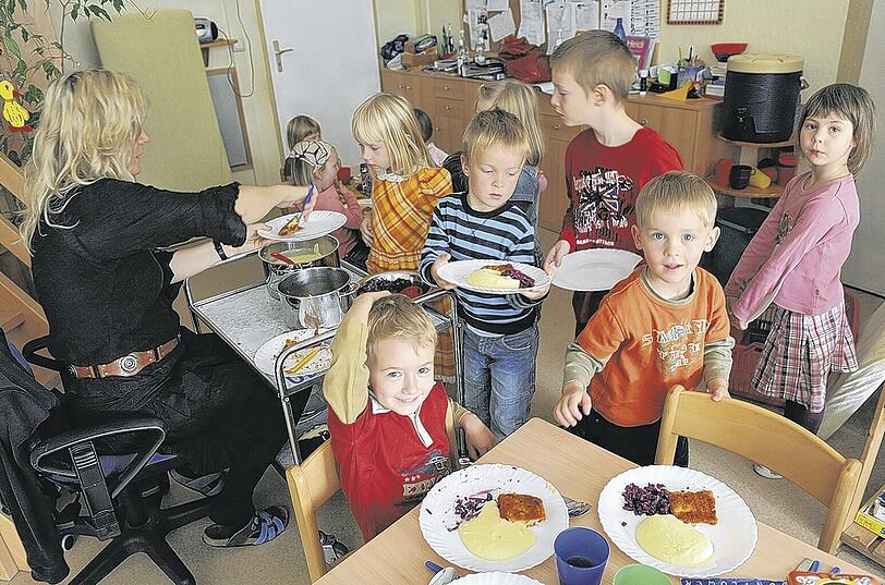 Die Arbeit von Erzieherinnen und Erziehern wird mit mehr Gehalt belohnt &ndash; und wer muss wohl in Zeiten leerer Kassen für die Mehrkosten aufkommen?