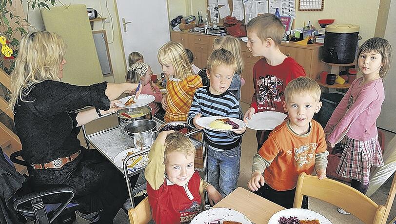 Die Arbeit von Erzieherinnen und Erziehern wird mit mehr Gehalt belohnt – und wer muss wohl in Zeiten leerer Kassen für die Mehrkosten aufkommen? Die Arbeit von Erzieherinnen und Erziehern wird mit mehr Gehalt belohnt – und wer muss wohl in Zeiten leerer Kassen für die Mehrkosten aufkommen?