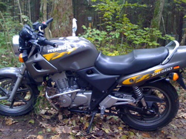 Das Handout der Polizei zeigt das Motorrad der Täter, das am Freitag in einem Wald bei Augsburg (Schwaben) steht. In der Nacht war hier bei einer Schießerei ein Polizist getötet und eine weitere Beamtin verletzt worden. Die Täter flohen in ein großes Waldgebiet, das von der Polizei weiträumig abgesperrt wurde.