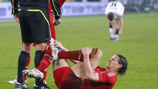 Nach seinem Mittelfußbruch wird Bayern-Abwehrspieler Daniel van Buyten wohl bis Mitte März ausfallen. Nach seinem Mittelfußbruch wird Bayern-Abwehrspieler Daniel van Buyten wohl bis Mitte März ausfallen.