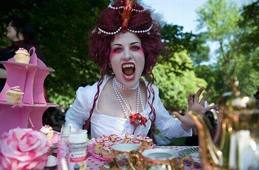 Eine Teilnehmerin des Wave Gotik Treffens sitzt am Freitag (25.05.12) auf einer Wiese in Leipzig bei einem sogenannten viktorianischen Picknick.