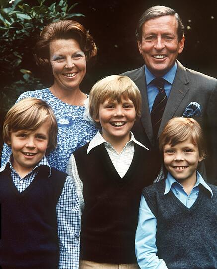 Das Archivbild aus dem Jahr 1978 zeigt Kronprinzessin Beatrix und ihren Gatten Prinz Claus mit den Söhnen v. l-r: Prinz Johan Friso, Prinz Willem Alexander und Prinz Constantijn.