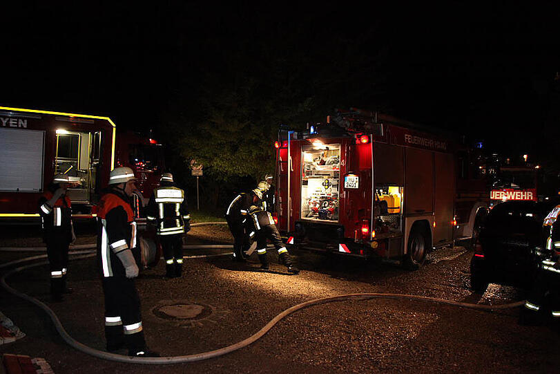 Wohnhaus und Pkw in Mühltal in Vollbrand. Bilder vom Großeinsatz der Feuerwehr.