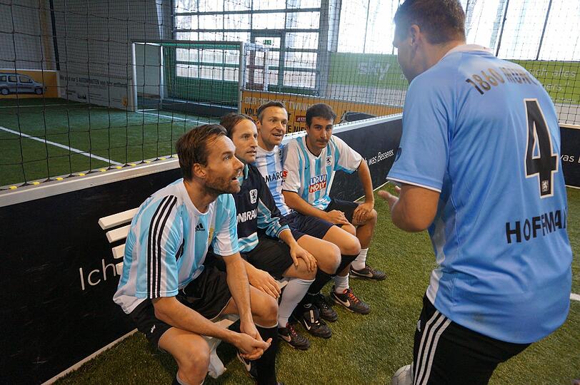 Spielertrainer Torben Hoffmann motiviert die Mannschaft der Allstars.