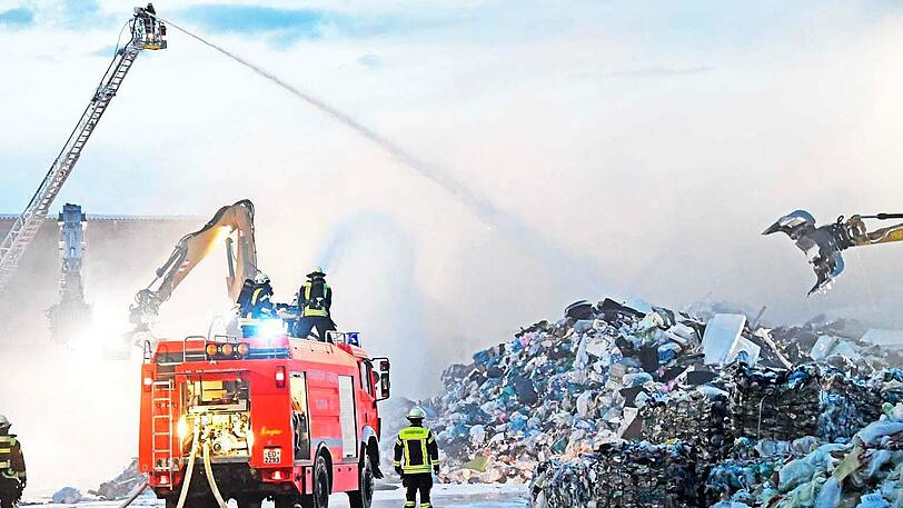 Müll Feuer brenndender Müll müllberg Recycling Brand Brand_in_Recyclingfi_47834499 Relaunch Sextl