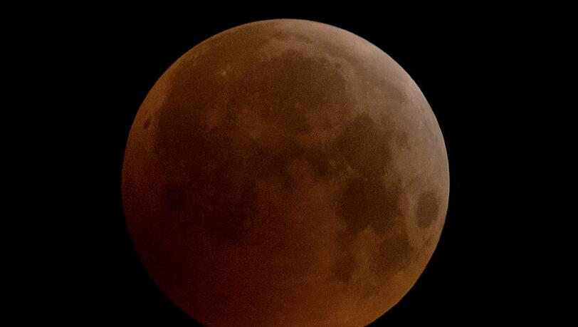 Die besten Bilder vom "Blutmond" 2019 - klicken Sie sich durch!