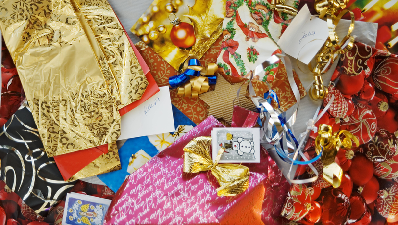 Kommt Ihnen das bekannt vor? Wenn die Geschenke an Weihnachten ausgepackt sind, bleibt meist ein riesiger Berg Müll zurück. Damit nicht alles in der Tonne landet, kann man Geschenkpapier, das noch taugt, einfach wiederverwenden – das spart Geld und schont die Umwelt. Kommt Ihnen das bekannt vor? Wenn die Geschenke an Weihnachten ausgepackt sind, bleibt meist ein riesiger Berg Müll zurück. Damit nicht alles in der Tonne landet, kann man Geschenkpapier, das noch taugt, einfach wiederverwenden – das spart Geld und schont die Umwelt.
