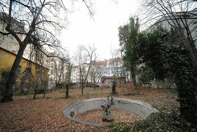 So schaut&rsquo;s derzeit aus im Radspeilergarten: die Fläche ab dem Brunnen wird schon bald zur Großbaustelle.