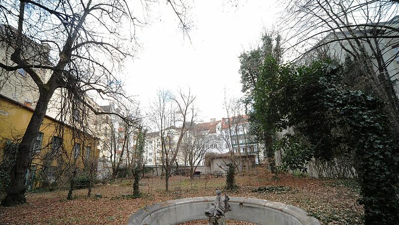 So schaut’s derzeit aus im Radspeilergarten: die Fläche ab dem Brunnen wird schon bald zur Großbaustelle. So schaut’s derzeit aus im Radspeilergarten: die Fläche ab dem Brunnen wird schon bald zur Großbaustelle.