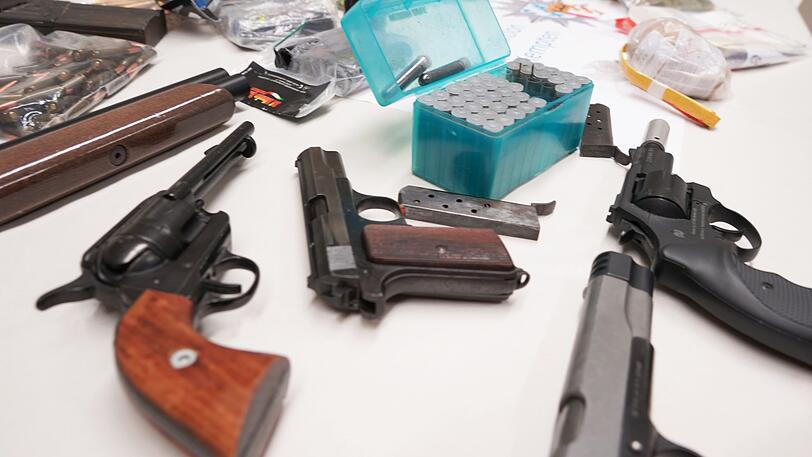 Das von der Polizei herausgegebene Foto zeigt einige Handfeuerwaffen und Munition. Auf den Anwesen zwei polizeibekannter Männer im Landkreis Oberallgäu hat die Polizei am Donnerstag Waffenlager ausgehoben.