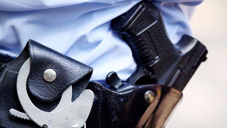 Ein Polizist mit Handschellen und Pistole am Gürtel. Foto: Oliver Berg/dpa Ein Polizist mit Handschellen und Pistole am Gürtel. Foto: Oliver Berg/dpa