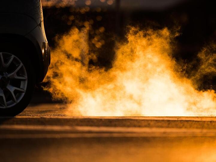 Laut Statistischem Bundesamt betrug die Menge der von Pkw in Deutschland ausgestoßenen Co2-Emissionen 2017 115 Millionen Tonnen und damit 6 Prozent mehr als im Jahr 2010.